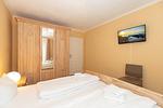 Schlafzimmer mit Doppelbett - Apartmenthaus Atlantik 102 - Top-Hundeurlaub
