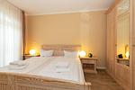 Schlafzimmer mit Doppelbett - Apartmenthaus Atlantik 102 - Top-Hundeurlaub