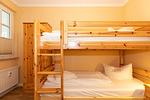 Schlafzimmer mit Etagenbett - Apartmenthaus Atlantik 102 - Top-Hundeurlaub