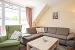 Wohnzimmer mit Sofaecke und Sessel - Wohnung 10-7 - Top-Hundeurlaub