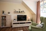 Wohnzimmer mit Blick zum TV - Wohnung 10-7 - Top-Hundeurlaub