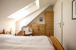 1. Schlafzimmer mit Kommode und Schrank - Wohnung 10-7 - Top-Hundeurlaub