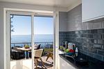 Küche / Küchenzeile - FeWo Meerzeit - Balkon, Sauna, Meerblick - Top-Hundeurlaub