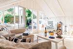 Wohnzimmer mit Ofen, TV, Couch, Relaxsessel - Lille Hus - Top-Hundeurlaub
