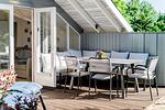 Terrasse mit Loungemöbeln, Sonnenliegen und Grill - Lille Hus - Top-Hundeurlaub