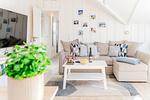 Wohnzimmer mit Ofen, TV, Couch, Relaxsessel - Lille Hus - Top-Hundeurlaub