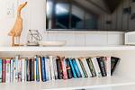 Wohnzimmer mit Bücherauswahl, Spielen, Ofen, TV, Couch, Relaxsessel - Lille Hus - Top-Hundeurlaub