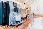 Offene Wohnküche mit Jura-Kaffeemaschine, Geschirrspüler, Mikrowelle uvm. - Lille Hus - Top-Hundeurlaub