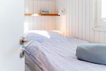 Schlafzimmer mit zwei Einzelbetten, Boxspring und Kleiderschrank - Lille Hus - Top-Hundeurlaub