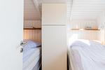 Schlafzimmer mit zwei Einzelbetten, Boxspring und Kleiderschrank - Lille Hus - Top-Hundeurlaub