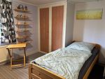 Schlafzimmer mit Einzelbett im Ferienhaus Hus Björk in Fågelfors – Ferienhaus in Småland - Hus Björk - Top-Hundeurlaub