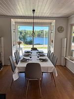 Wohnbereich mit direktem Blick auf den See – Ferienhaus Villa Seeblick in Vissefjärda für bis zu 12 Personen - Villa Seeblick - Top-Hundeurlaub