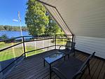 Balkon mit Blick auf den See – Ferienhaus direkt am Wasser in Vissefjärda - Villa Seeblick - Top-Hundeurlaub