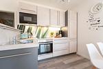 Küche / Küchenzeile - Ferienhaus Glück unter Reet mit Sauna, Kamin und Terrasse - Top-Hundeurlaub