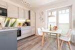 Küche / Küchenzeile - Ferienhaus Glück unter Reet mit Sauna, Kamin und Terrasse - Top-Hundeurlaub