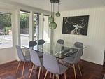 Heller Wohnbereich mit Essplatz – Ferienhaus für Familien und Gruppen in Vissefjärda - Villa Waldsee - Top-Hundeurlaub