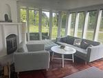 Wohnzimmer mit großen Fenstern und Blick in die Natur – Villa Waldsee in Småland - Villa Waldsee - Top-Hundeurlaub