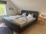 Schlafzimmer mit Doppelbett im Ferienhaus Villa Waldsee – Urlaub am See in Småland - Villa Waldsee - Top-Hundeurlaub