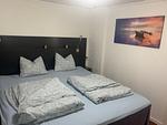 Schlafzimmer mit Doppelbett im Ferienhaus Villa Waldsee in Vissefjärda – Urlaub direkt am See in Småland - Villa Waldsee - Top-Hundeurlaub
