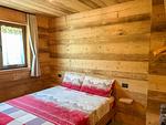 gemütliches Schlafzimmer mit Naturholzbett - Lago Palù - Top-Hundeurlaub