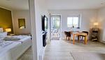 Wohnzimmer - Ferienwohnung "Baltic Sunset" in 1. Reihe zum Ostseestrand - Top-Hundeurlaub