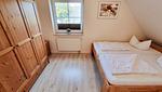 Schlafzimmer - Ferienhaushälfte "Seebrücke" Schönberger Strand an d. Ostsee - Top-Hundeurlaub