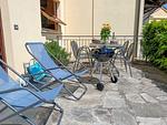 sonnige Terrasse mit Liegestühlen und Sitzmöglichkeit zum gemeinsamen Entspannen - Vistalago - Top-Hundeurlaub