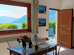toll eingerichtetes Wohnzimmer mit großem Fenster und Blick auf die Bergkulisse - Vistalago - Top-Hundeurlaub
