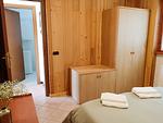 einfaches Schlafzimmer mit gemütlichem Bett - Vistalago - Top-Hundeurlaub