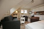 Wohnzimmer mit Essbereich und TV - Wohnung 09 - Top-Hundeurlaub