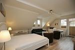 Wohnzimmer mit Doppelbett und Sitzgruppe - Wohnung 09 - Top-Hundeurlaub