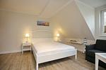 Wohnzimmer mit Doppelbett - Wohnung 09 - Top-Hundeurlaub