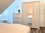 1. Schlafzimmer mit Kleiderschrank und Kommode - Wohnung 19 - Top-Hundeurlaub