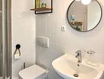 Badezimmer mit WC und Waschbecken - Wohnung 19 - Top-Hundeurlaub