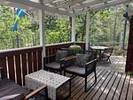 Holzterrasse der Waldhütte Hus Sinnermåla mit Blick in den Wald - Hus Sinnermåla - Top-Hundeurlaub