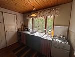 Küche mit Blick in den Wald im Hus Sinnermåla - Hus Sinnermåla - Top-Hundeurlaub