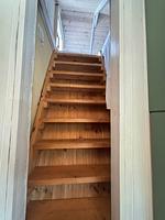Schlafzimmer mit Treppe im Hus Sinnermåla - Hus Sinnermåla - Top-Hundeurlaub