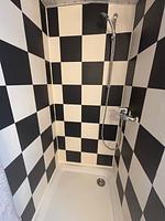 Badezimmer mit Fliesen im Hus Sinnermåla in Småland - Hus Sinnermåla - Top-Hundeurlaub