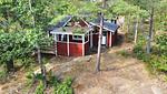 Luftaufnahme der roten Waldhütte Hus Sinnermåla am Sinnernsee - Hus Sinnermåla - Top-Hundeurlaub