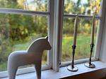 Dekoratives Fensterdetail im Ferienhaus Hus Blommekulla bei Högsby – Ferienhaus im Wald in Småland - Hus Blommekulla - Top-Hundeurlaub