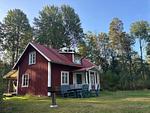 Hauptansicht des Ferienhauses Hus Blommekulla bei Högsby – typisches rotes Schwedenhaus in Småland - Hus Blommekulla - Top-Hundeurlaub