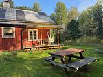 Garten mit Sitzplatz am Ferienhaus Hus Blommekulla bei Högsby – Ferienhaus im Wald in Småland - Hus Blommekulla - Top-Hundeurlaub