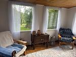 Heller Aufenthaltsbereich mit Blick in den Garten – neu renoviertes Ferienhaus in Småland - Villa Orreforshult - Top-Hundeurlaub