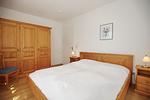 Schlafzimmer mit Doppelbett und Kleiderschrank - Wohnung 43 - Top-Hundeurlaub