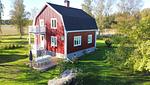 Vogelperspektive auf Hus Brobacka – klassisches rotes Schwedenhaus in Schweden zwischen Vänern und Vättern - Hus Brobacka - Top-Hundeurlaub