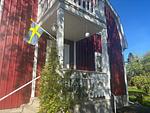 Eingangsbereich von Hus Brobacka in Brobacka – traditionelles Schwedenhaus mit schwedischer Flagge - Hus Brobacka - Top-Hundeurlaub