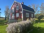 Hauptansicht des Ferienhauses Hus Brobacka – klassisches rotes Schwedenhaus in Schweden - Hus Brobacka - Top-Hundeurlaub