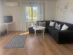 Wohnzimmer mit Sofa im Ferienhaus Hus Brobacka – Ferienhaus in Schweden für Natururlaub - Hus Brobacka - Top-Hundeurlaub
