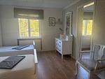 Schlafzimmer mit zwei Betten im Ferienhaus Hus Brobacka – Ferienhaus in Schweden - Hus Brobacka - Top-Hundeurlaub