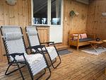 Terrasse mit Sitzbereich beim Ferienhaus Sillys Hus in Hjältevad - Syllis Hus - Top-Hundeurlaub